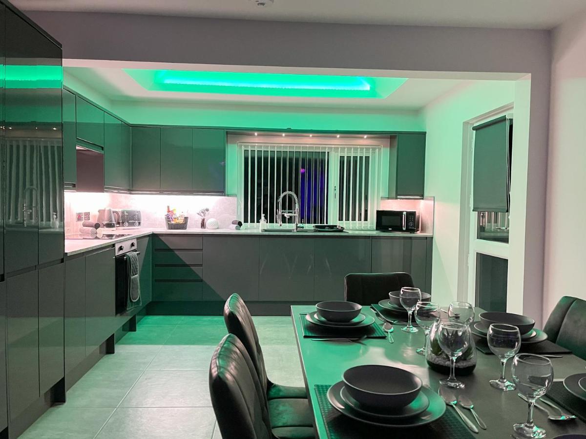 Luxury Property With Hot Tub And Sea Views Oystermouth Екстер'єр фото
